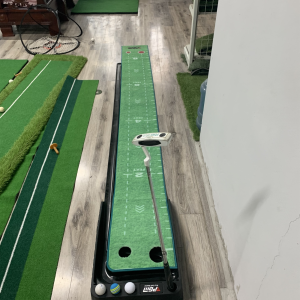 Thảm putting golf nhựa đen 2 lỗ bóng